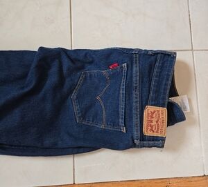 Levi's Women's 711 Mid Rise Stretch Skinny Jeans, Size 30x32 (US 8/10)